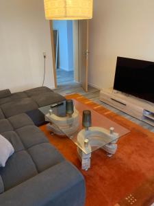 a living room with a couch and a flat screen tv at Wohnung zur Langzeitmiete geeignet in Bad Kreuznach