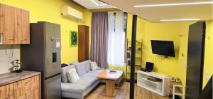 ein Wohnzimmer mit Sofa und Fernseher in der Unterkunft Tranquility Lodge, next to Paradise in Sofia