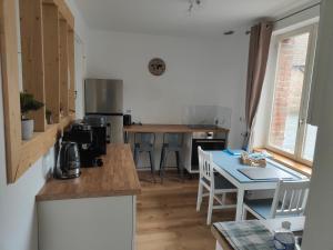 a kitchen with a counter and a table in it at Prestige Loft-Cinéma Privé-King Size-Parking Gratuit-5 min Aéroport Beauvais in Beauvais