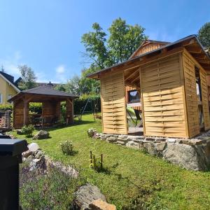 a small wooden cabin in a yard with a yard at Ferienhaus Fichtelberg in Kurort Oberwiesenthal