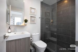 ein Badezimmer mit Toilette, Waschbecken und Dusche in der Unterkunft KK Hotel in Markham + 6 Fotos