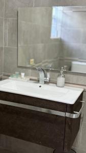 a bathroom with a sink and a mirror at Wrightian in Kupuis