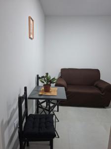 a table and chairs with a couch in a room at Apartamento Brisa do Mar - Casas confortáveis para casal e acompanhantes com garagem in Búzios +20 photos