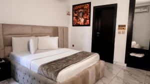 a bedroom with a large bed in a room at Luxury Hotel Deluxe Room - Sleeps 2 - Gym - Pool in Lekki +16 photos