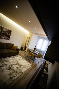 a living room with a couch and a table at Residenza La Chiave in Mantova