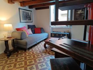 a living room with a couch and a table at lovely vintage apartment climatizzato inalpi in Turin