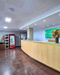 a lobby of a store with a checkout counter and a cashier at Bandeirantes Hotel in Cuiabá