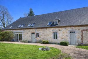 a brick house with solar panels on the roof at Le refuge de Séve - Loft de Yves in Momignies
