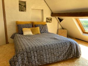 a bedroom with a large bed in a attic at O'pOzArt Guesthouse in Durnal