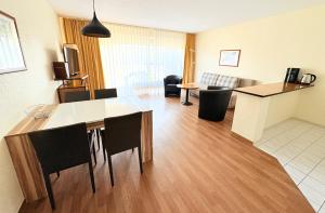 a living room with a dining table and a living room at Boddenhof Apartment 44 - Terrasse, Hund willkommen in Buschvitz