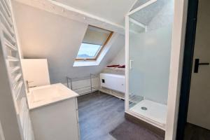 a bathroom with a sink and a shower at Le Duplex 4p - 2 chambres, centre Compiègne in Compiègne