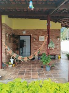 a patio with a rope in front of a building at Quarto Grande na Praia do Guaiúba! in Guarujá