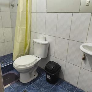 a bathroom with a toilet and a sink at Hospedaje Samay Lodge - autogestionado in Chivay