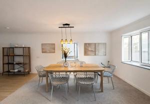 a dining room with a wooden table and chairs at RETIRO Da CALHETA in Estreito da Calheta