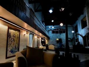 ein Wohnzimmer mit einer Couch in einem Gebäude in der Unterkunft Casa Vintage & Eventos in Yautepec de Zaragoza