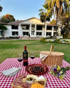 ein Picknicktisch mit einer Flasche Wein und einem Korb mit Speisen in der Unterkunft Casa Vintage & Eventos in Yautepec de Zaragoza