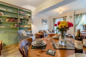 a living room with a table with a vase of flowers at 3 Bed in Theberton oc-1pcs in Theberton