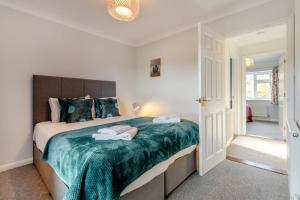 a bedroom with a bed with two towels on it at 3 Bed in Theberton oc-1pcs in Theberton