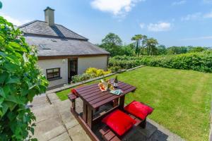 a picnic table in the backyard of a house at 3 Bed in Caernarfon oc-wag443 in Llanwnda