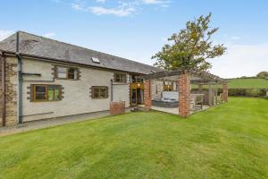an exterior view of a house with a yard at 4 Bed in Builth Wells oc-39473 in Builth Wells