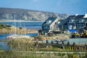 a house on the shore of a body of water at 3 Bed in Abersoch oc-9penyb in Abersoch