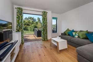 a living room with a couch and a tv at 3 Bed in Abersoch oc-9penyb in Abersoch