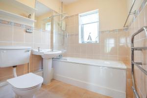 a bathroom with a toilet and a sink and a bath tub at 4 Bed in Morfa Nefyn oc-bow10 in Morfa Nefyn +16 photos