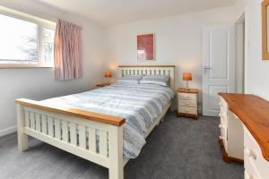 a bedroom with a bed and two night stands at 3 Bed in Pwllheli oc-16glyn in Llanbedrog