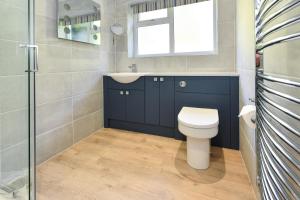 a bathroom with a toilet and a sink and a window at 3 Bed in Pwllheli oc-16glyn in Llanbedrog +10 photos
