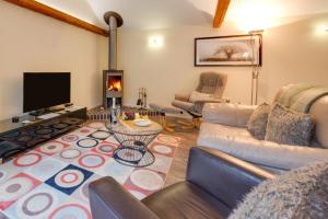 a living room with a couch and a tv at 1 Bed in Woodbridge oc-stabu in Ufford +20 photos