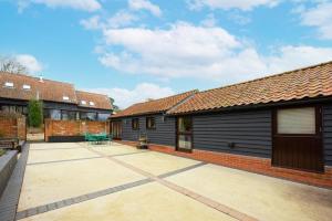 a courtyard of a house with a patio at 1 Bed in Woodbridge oc-stabu in Ufford