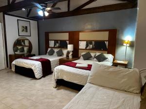 ein Hotelzimmer mit zwei Betten und einem Spiegel in der Unterkunft Casa Vintage & Eventos in Yautepec de Zaragoza + 31 Fotos