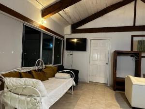 ein Wohnzimmer mit Bett und Fernseher in der Unterkunft Casa Vintage & Eventos in Yautepec de Zaragoza