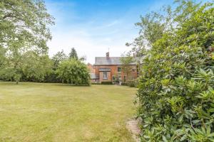 an exterior view of a house with a large yard at 3 Bed in Cyfronydd oc-e32742 in Llanfair Caereinion