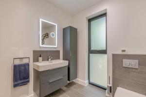 a bathroom with a sink and a shower at 1 Bed in Buxted oc-t32799 in Buxted