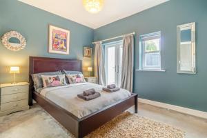 a bedroom with a bed with two towels on it at 2 Bed in Bentley oc-thpo in Bentley