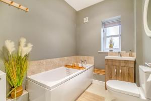 a bathroom with a tub and a toilet and a sink at 2 Bed in Bentley oc-thpo in Bentley +11 photos