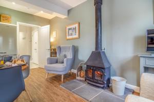 a living room with a fireplace and a chair at 2 Bed in Bentley oc-thpo in Bentley