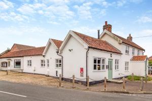a white house with a red roof at 2 Bed in Bentley oc-thpo in Bentley