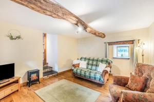 a living room with a couch and a tv at 2 Bed in Bala oc-82768 in Llandderfel