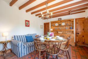 a living room with a table and a couch at 3 Bed in Bakewell oc-dckno in Youlgreave +10 photos