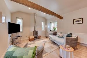 a living room with a couch and a tv at 1 Bed in Middleton oc-stbc in Middleton