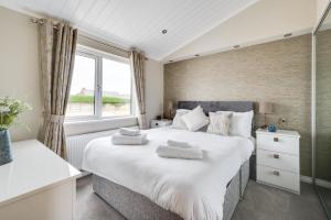 a bedroom with a large bed and a window at 3 Bed in Burnham Market oc-2333 in Burnham Market