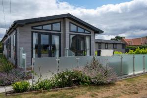 a small house with a fence in a yard at 3 Bed in Burnham Market oc-2333 in Burnham Market