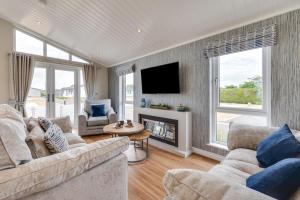 a living room with two couches and a fireplace at 3 Bed in Burnham Market oc-2333 in Burnham Market