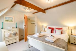 a bedroom with a large bed with towels on it at 2 Bed in Snape oc-wico in Snape