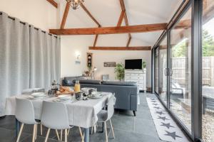 a living room with a table and chairs and a couch at 3 Bed in Wood Dalling oc-caba in Wood Dalling