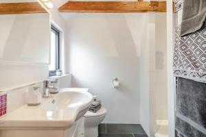 a white bathroom with a sink and a toilet at 3 Bed in Wood Dalling oc-caba in Wood Dalling +12 photos