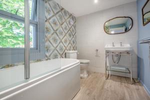 a bathroom with a tub and a toilet and a sink at 2 Bed in Beaumaris oc-wai218 in Beaumaris +15 photos