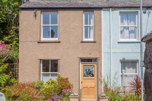 a brown brick house with a yellow door at 2 Bed in Beaumaris oc-wai218 in Beaumaris